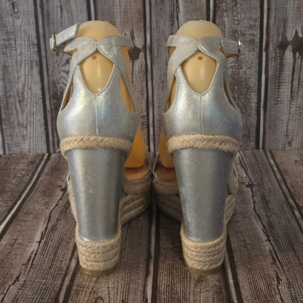 Sz 8 Badgley Mischka Bermuda Silver Leather Espadrille Wedge Sandals VGUC